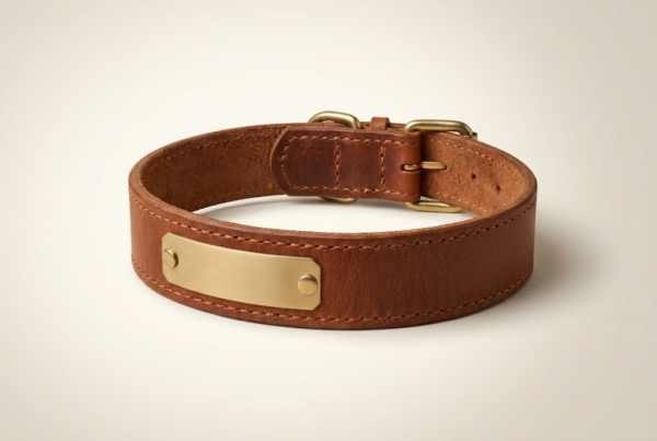 Collier Cuir Pleine Fleur Gravé — Son Nom à Vie